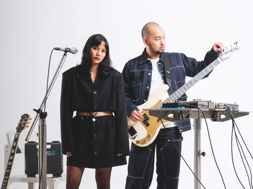 2.-White-Chorus-Band-Photo-2024–scaled-e1725697006147 Clara Friska Adinda dan White Chorus: Mewarnai Dunia Musik Indonesia dengan Gelombang Baru Electro Pop