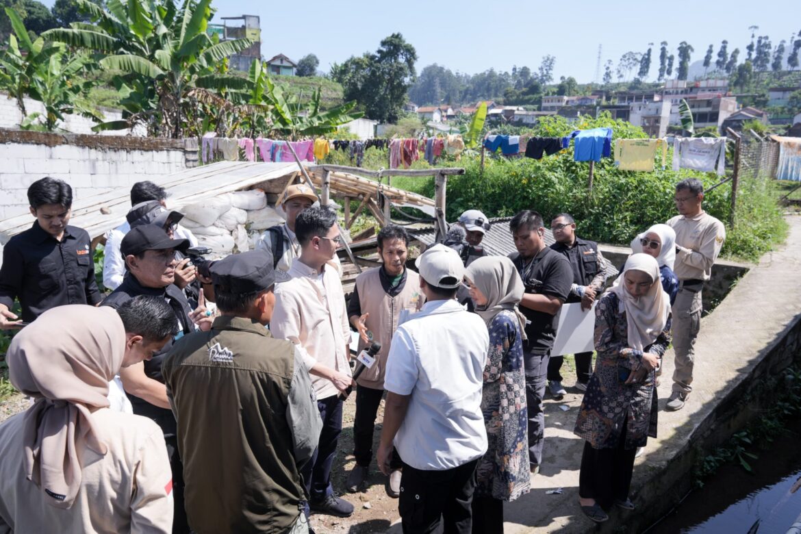 Kemenduk bangga Gandeng Lazismu Bedah Dua Rumah Keluarga Berisiko Stunting di Bandung